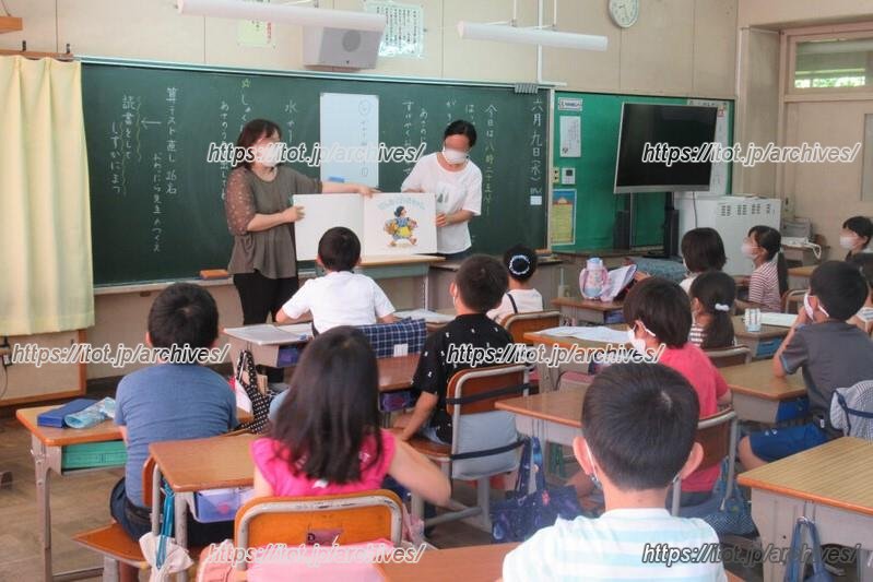 読み聞かせグループ「はっぱのおうち」