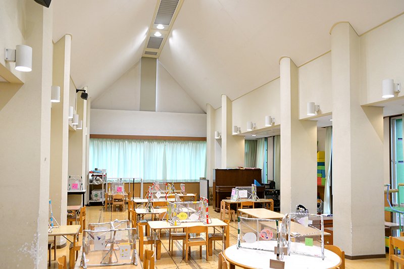 教会のような雰囲気を感じる園内の様子