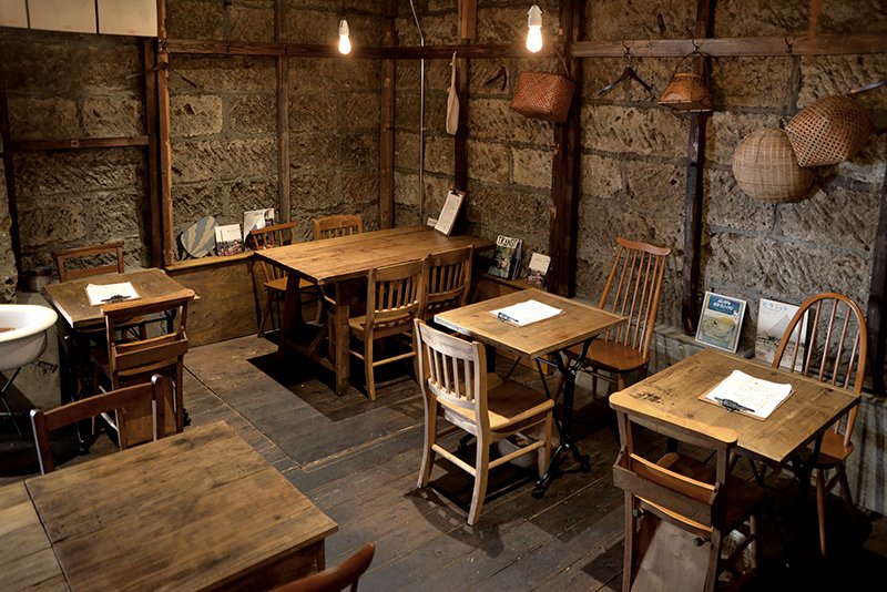 石蔵を感じさせる店内