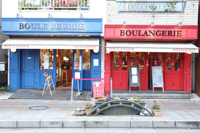 お洒落なデザインが目を引く店舗外観