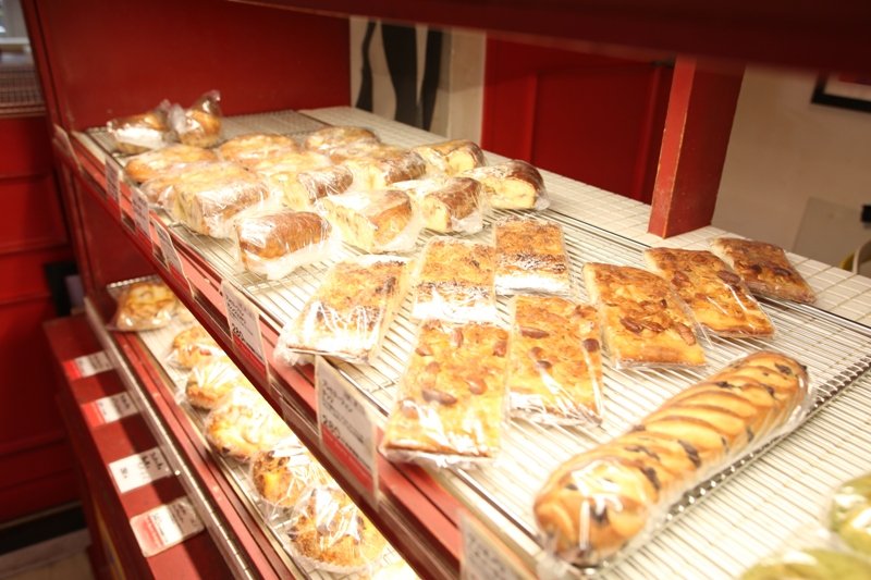店内に並ぶおいしそうなパン