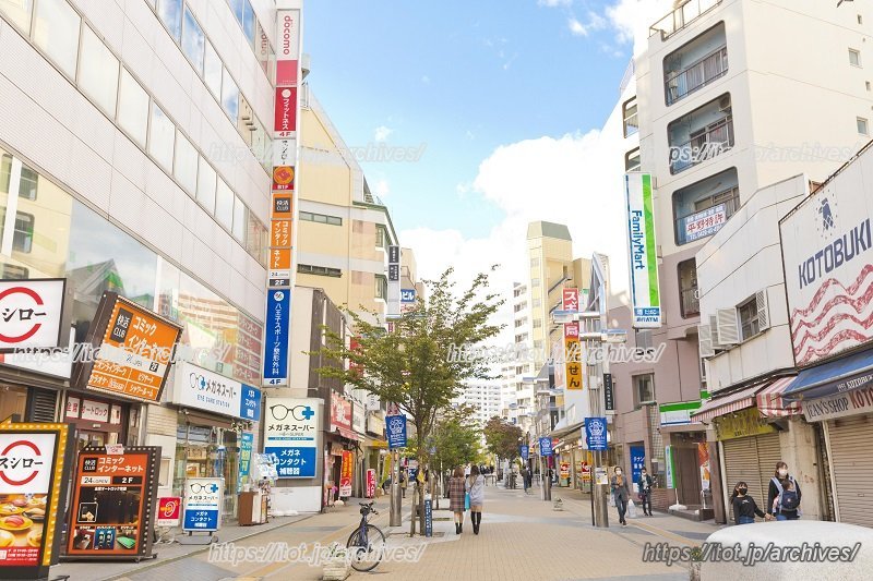 全国チェーンから個人店まで幅広いお店が集まる「西放射線ユーロード」