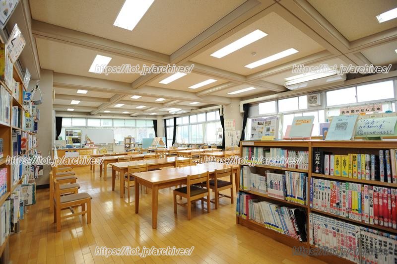 明るく解放感のある図書室の様子