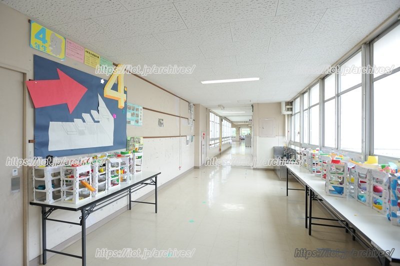 児童たちの作品が飾られた廊下