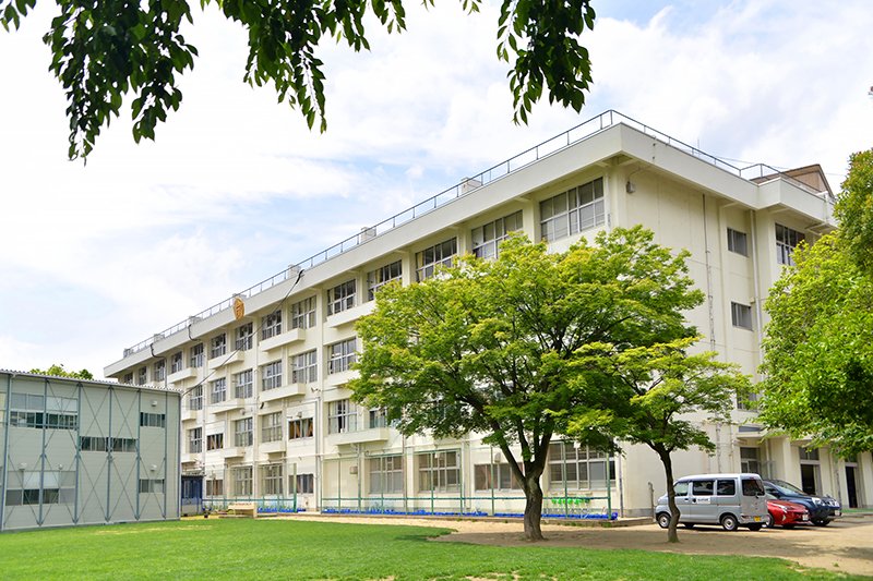 「仙台市立片平丁小学校」の校舎外観