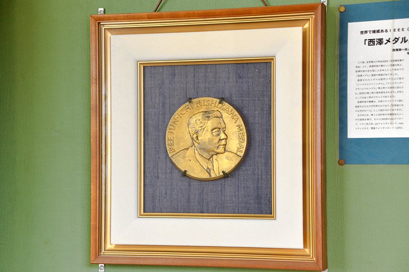 校内にはその偉大な歴史を感じる展示物の数々を目にすることができる