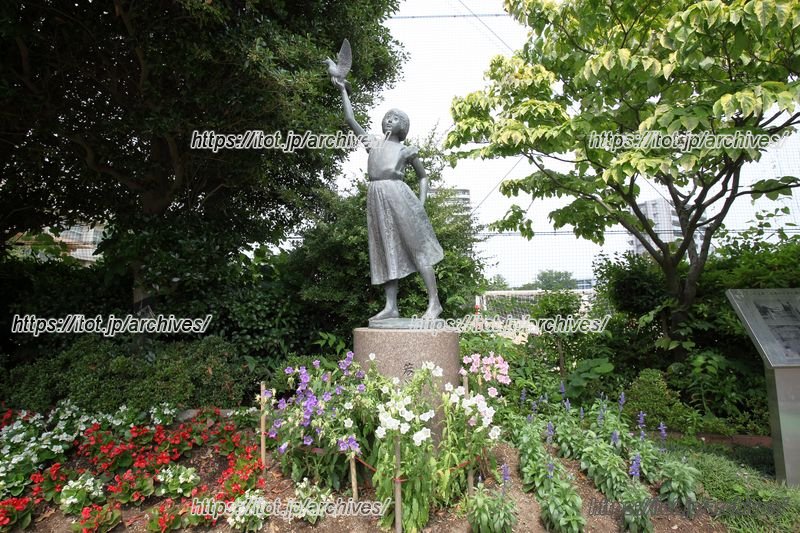 子どもたちも憩う「はと広場」にある「若い芽の像」にもハトが留まっている