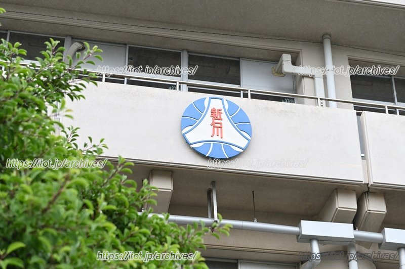 富士山をイメージした校章