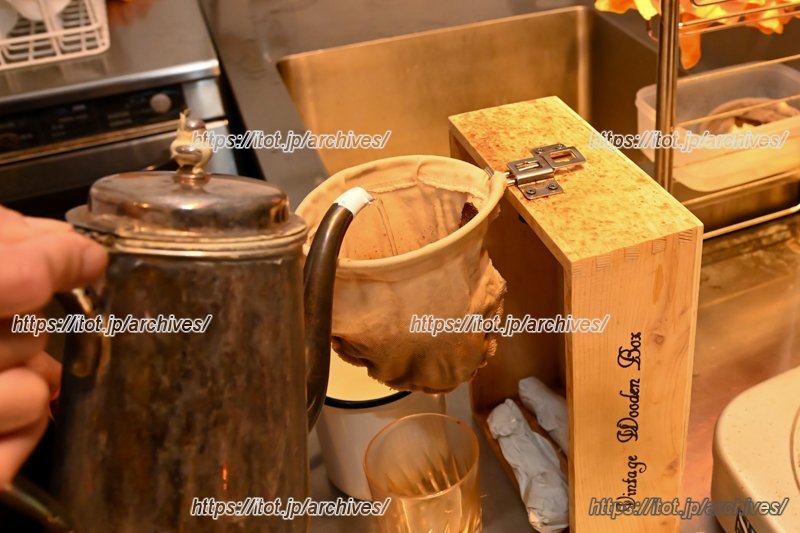 熟練の技で淹れられるネルドリップ