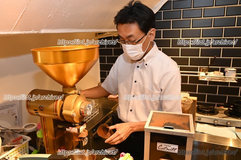 おいしいコーヒーを淹れるポイントについて話す吉田さん