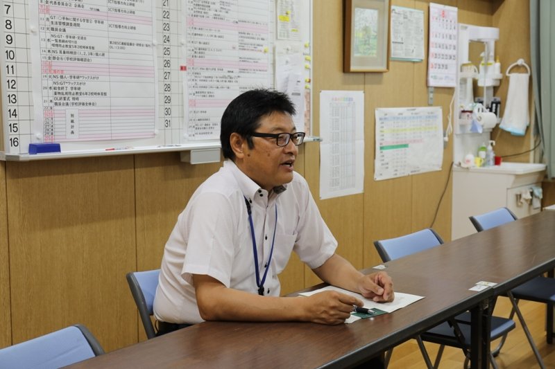 「子どもたちから元気をもらっている」と話す猪迫校長先生