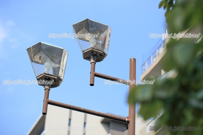 電球を全てLEDに交換した商店街のライト