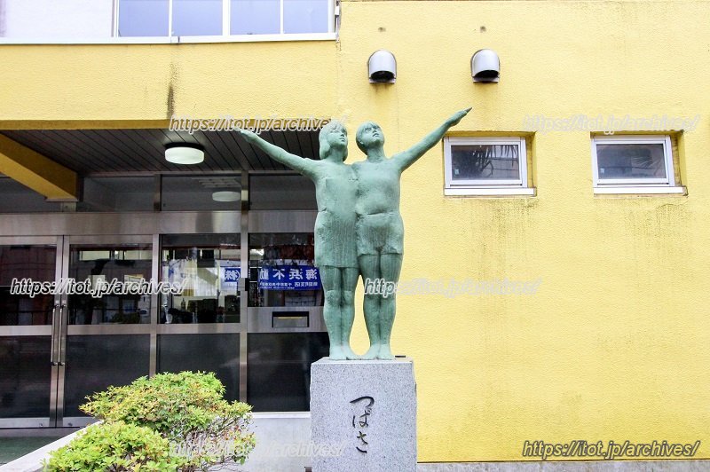 正門を入って目の前に建つ、創立120周年時の記念像「つばさ」