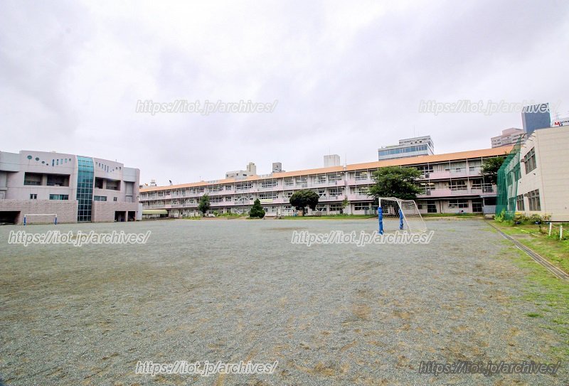 中央が校舎、左が体育館、右が学童保育「子どもルーム」