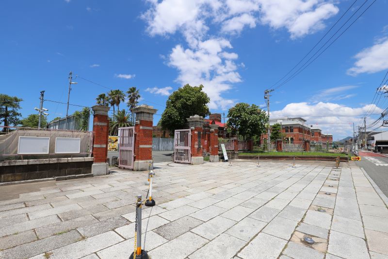 近代建築物として保存予定の九大キャンパス正門