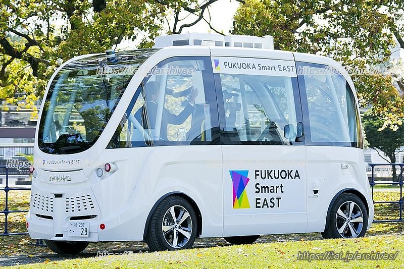 ハンドルのない自動運転小型バス(2021年に実証実験) ※画像提供:福岡市 ハンドルのない自動運転小型バス(2021年に実証実験) ※画像提供:福岡市