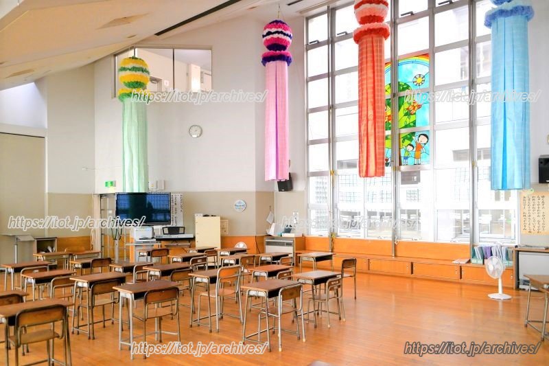 ホール「光の広場」内に飾られた「仙台七夕まつり」の吹き流し