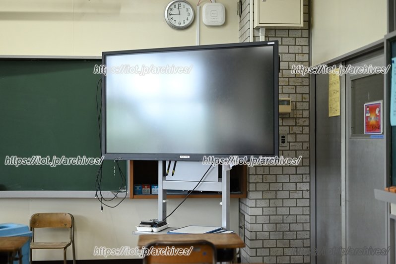 教室の大きなモニター