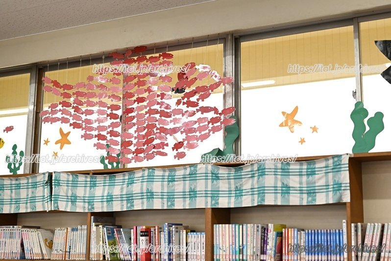 図書室に飾られた「スイミー」の飾り