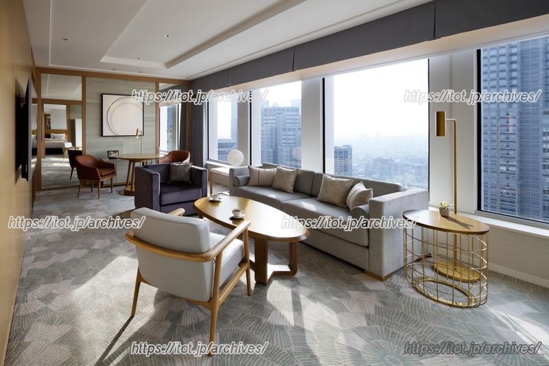 眺望を楽しめるよう、客室はすべて「ひざ高」の窓が採用されている