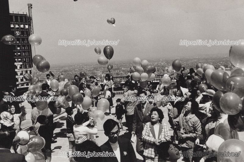 過去には、屋上から風船で草花の種を飛ばすというイベントも行った