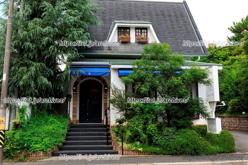 八事エリアの街並みに溶け込む、「シェ・コーベ」外観