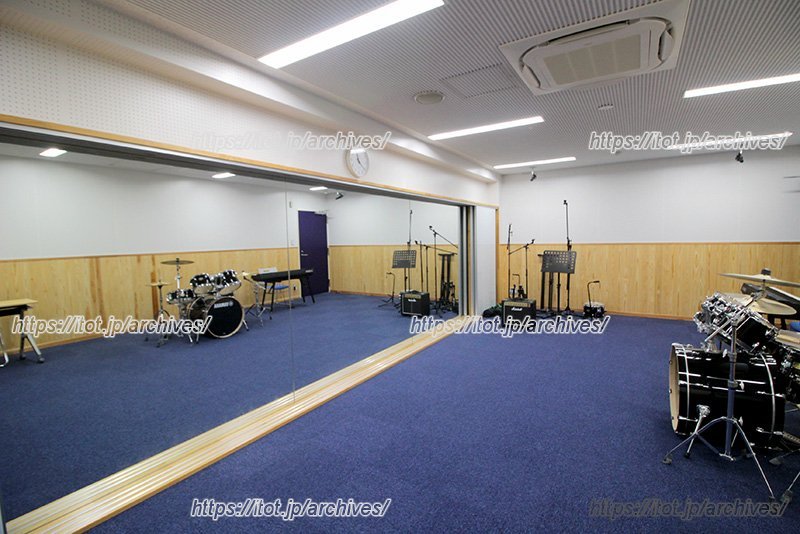 大きな鏡があり、楽器の演奏やダンス・演劇の練習にも使える「防音室」