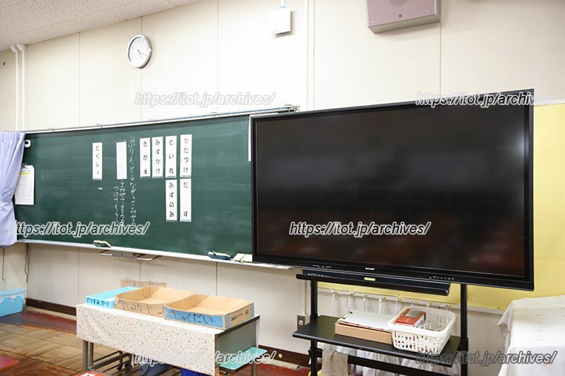 大型の電子黒板が設置され、ICT教育が推進されている