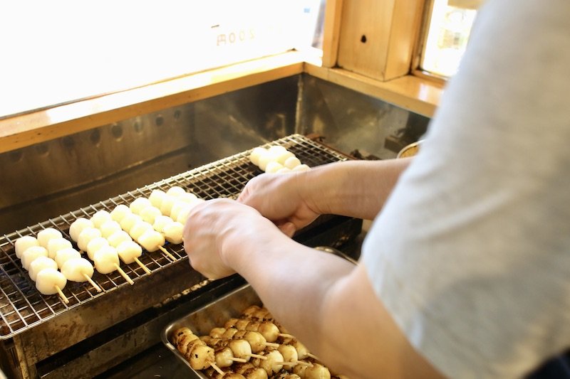 提供する商品は、当日に作るのが「氷川だんご屋」のこだわり