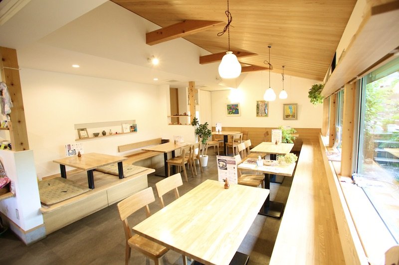 明るく清潔感のある喫茶スペース