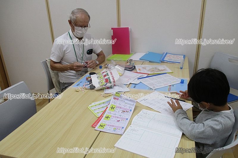 地域ボランティア「楽しく教え隊」の方が小学生の学習をサポート