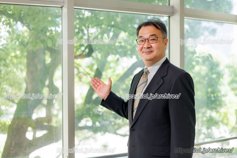 校木を校舎から一望できる「クスノキ通り」にて