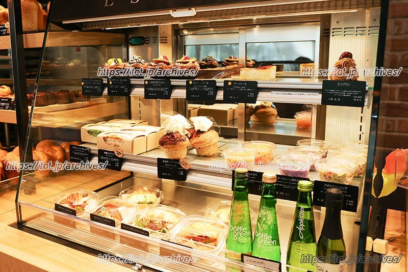 サラダなども新鮮食材にこだわって提供