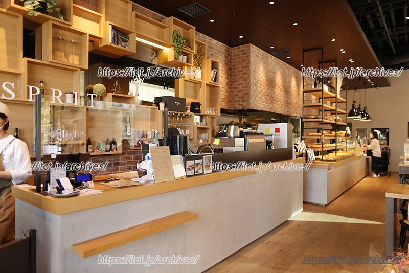 まちの雰囲気に合わせてデザインされた店内