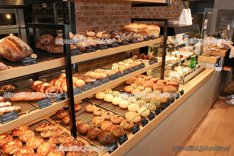 自然の酵母を使って低温長時間熟成製法で作られた焼き立てパン