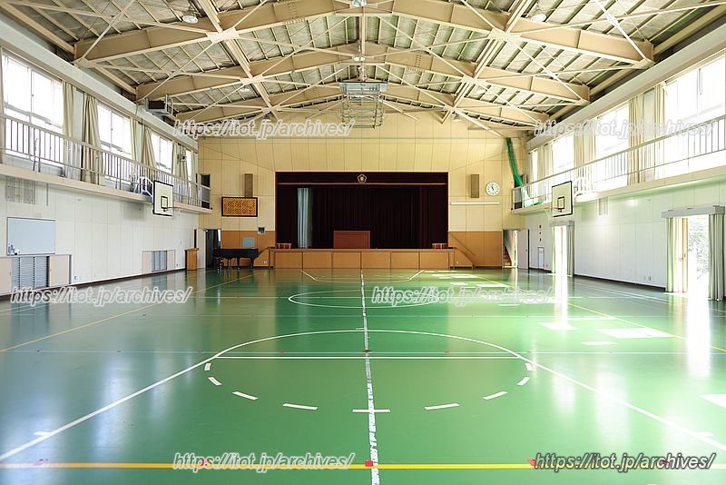 太陽光が差し込む明るい体育館