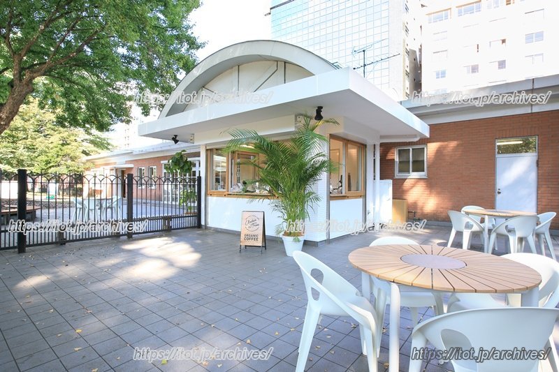 テラス席も心地よい、「Under the Tree」