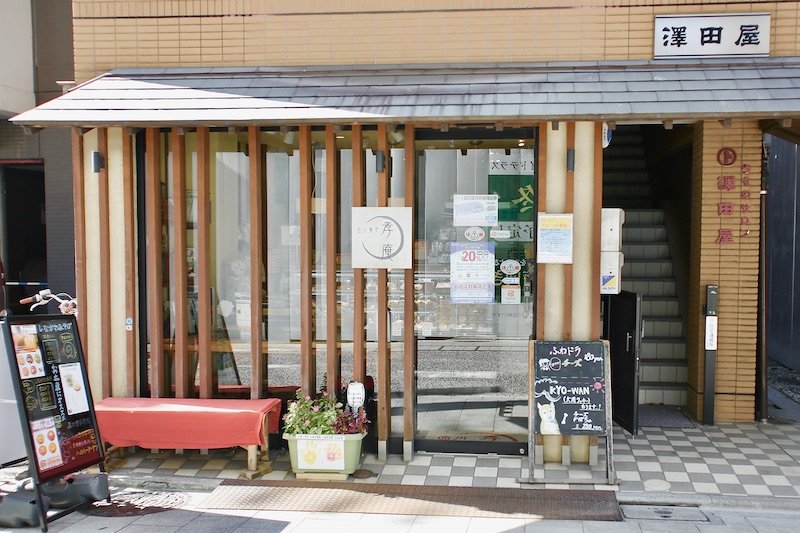 木製の格子が素敵な外観