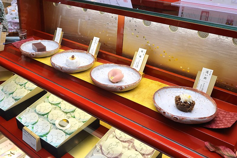 季節ごとに多彩な上生菓子が並ぶ