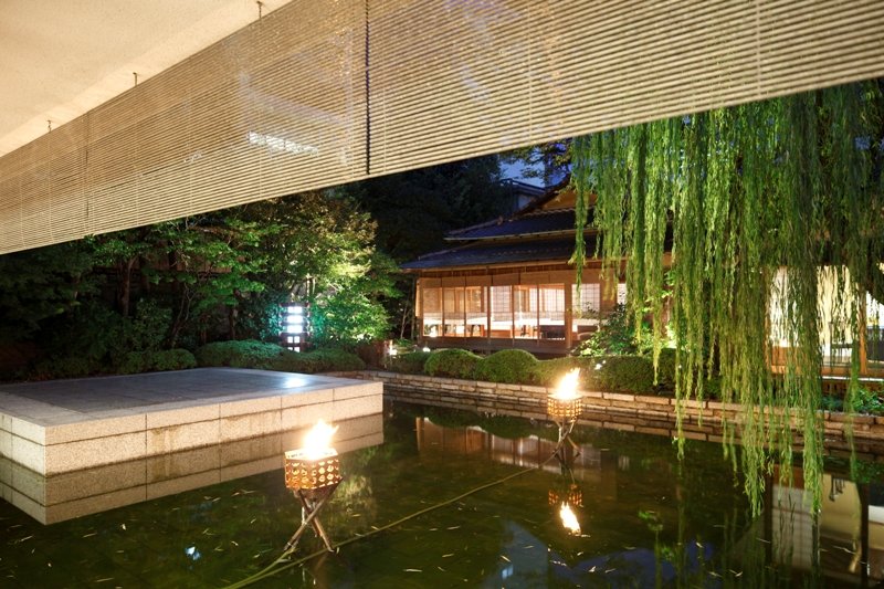 古典芸能が中庭の石舞台で年数回披露される　※写真提供：河文