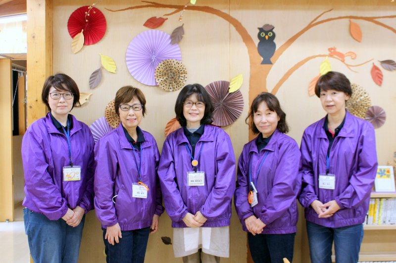 荏田西コミュニティハウス「絆ハウス」鈴木館長（中央）とスタッフのみなさん
