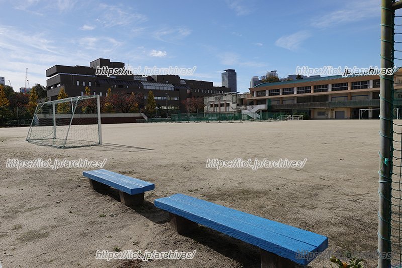 体育大会では、広々とした校庭で多くの競技が行われる