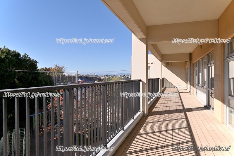 「ひさし」が大きくつくられたベランダ