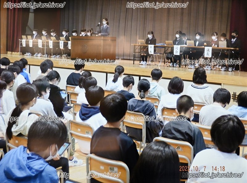 自分たちで考えた&ldquo;正装&rdquo;に着替え委員会の生徒たちが臨む生徒総会