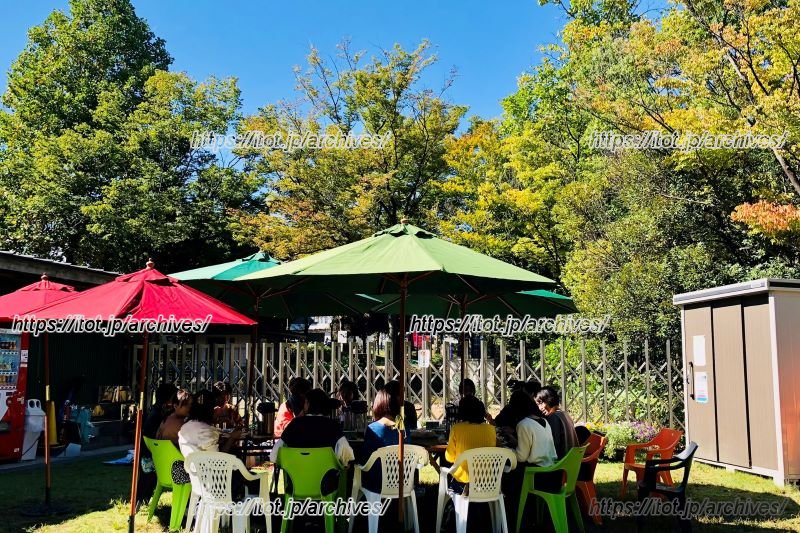 天気が良い日は、前庭にテーブルを出して集うことも（施設提供画像）