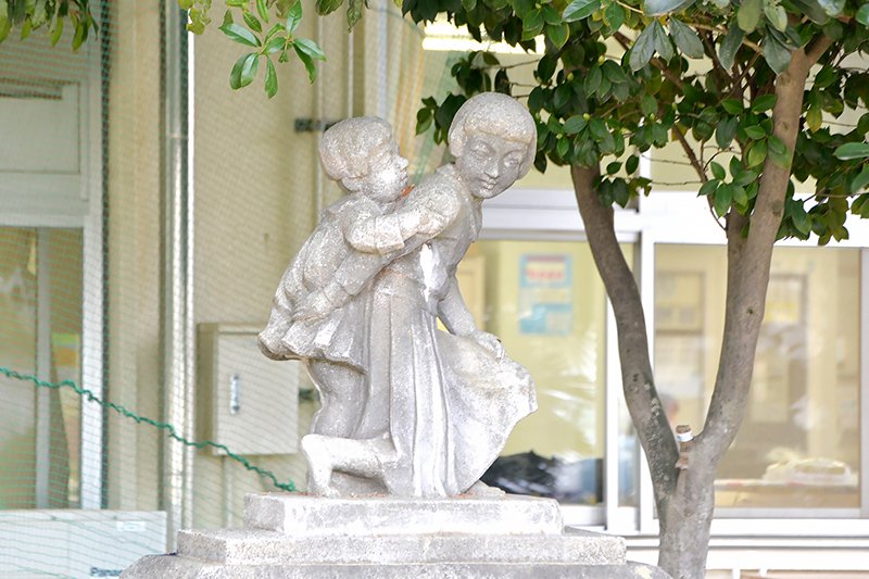 「かおりのきょうだい」を象徴するかおりの姉妹像