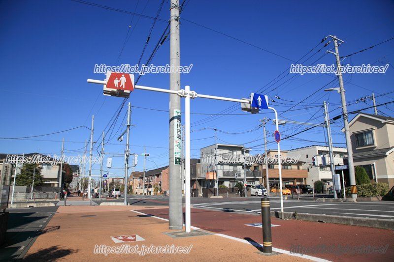 歩道が拡幅整備された「わらびりんご通り」
