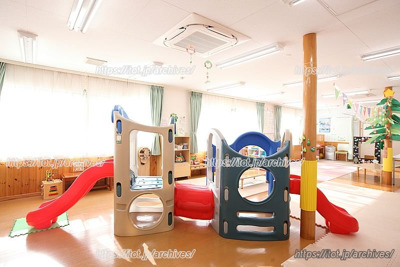 陽光が差し込む明るい部屋で思い切り遊具で遊べる