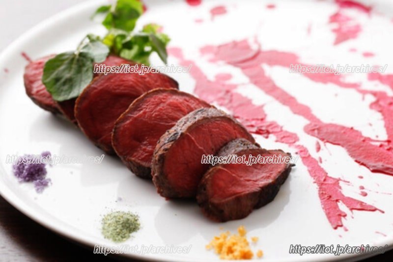 京都府産鹿肉の2時間ロースト　ポワブラードとカシスのピューレ　※画像提供：Bistro Soruto