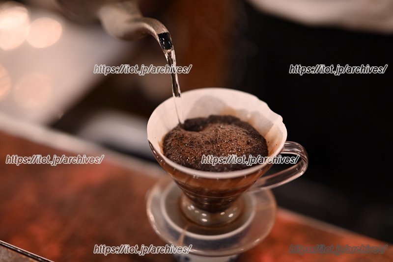 炭火焙煎されたコーヒーは冷めても味が変わらないという